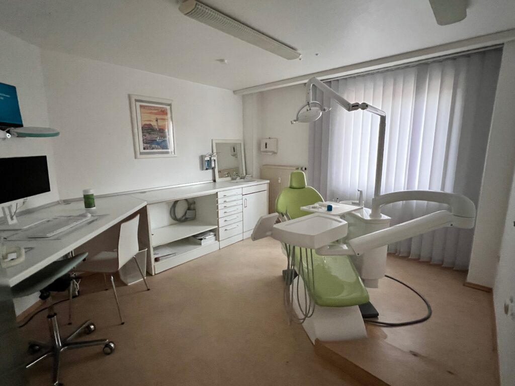 Behandlungszimmer mit Behandlungsstuhl in der Zahnarztpraxis Waldbrunn
